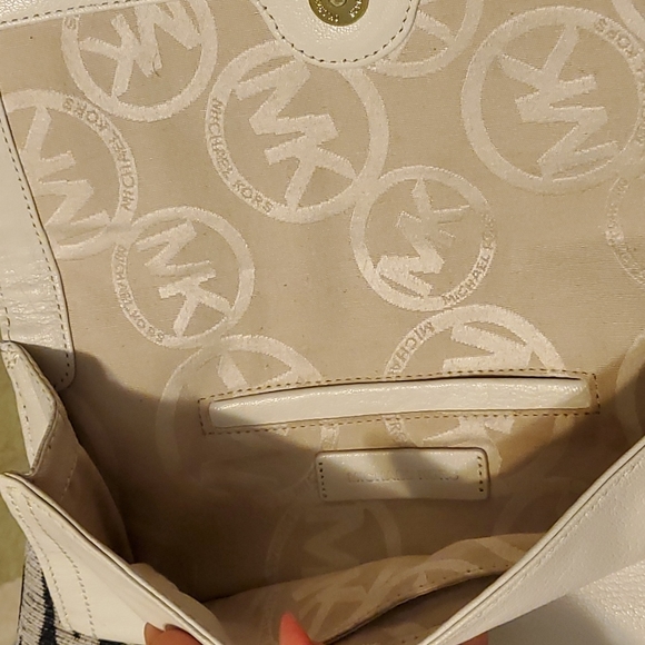 Michael Kors Clutch w/Gold hardware - Picture 5 of 6